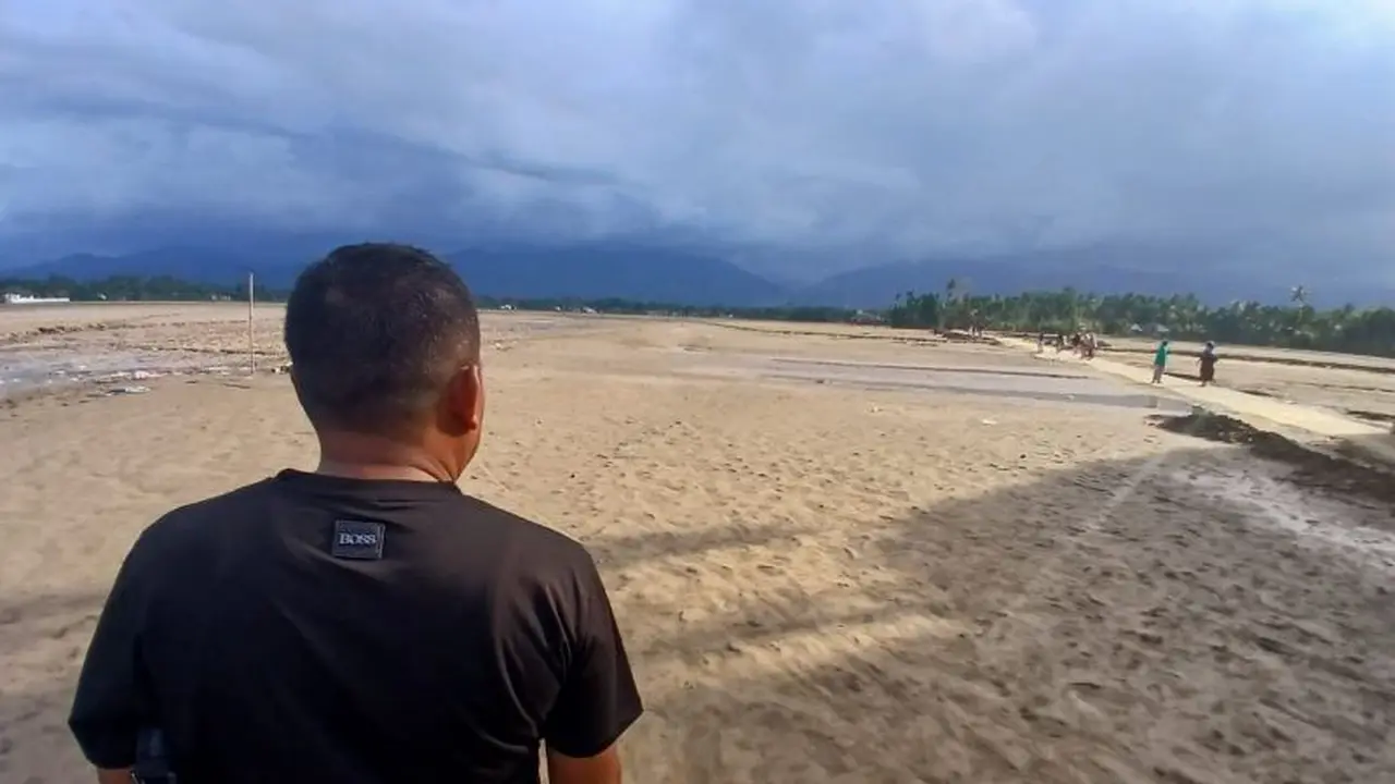 Warga di Aceh menatap kehancuran lahan pertanian akibat banjir