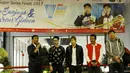 Ketua PBSI, Wiranto, memberi ucapan selamat saat menyambut kedatangan pasangan ganda putra Kevin Sanjaya dan Marcus Gideon di Bandara Soekarno Hatta, Senin (18/12/17). Kevin-Marcus berhasil menjuarai Dubai Super Series 2017. (Bola.com/M Iqbal Ichsan)