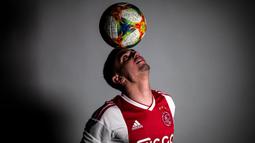 Razvan Marin. Gelandang Rumania berusia 25 tahun ini didatangkan Erik Ten Hag dari Standard Liege pada awal musim 2019/2020 dengan nilai transfer 12,5 juta euro. Pada awal musim 2020/2021 ia dilepas ke Cagliari. Bersama Ajax ia tampil dalam 17 laga dengan torehan 2 assist. (rtbf.be)