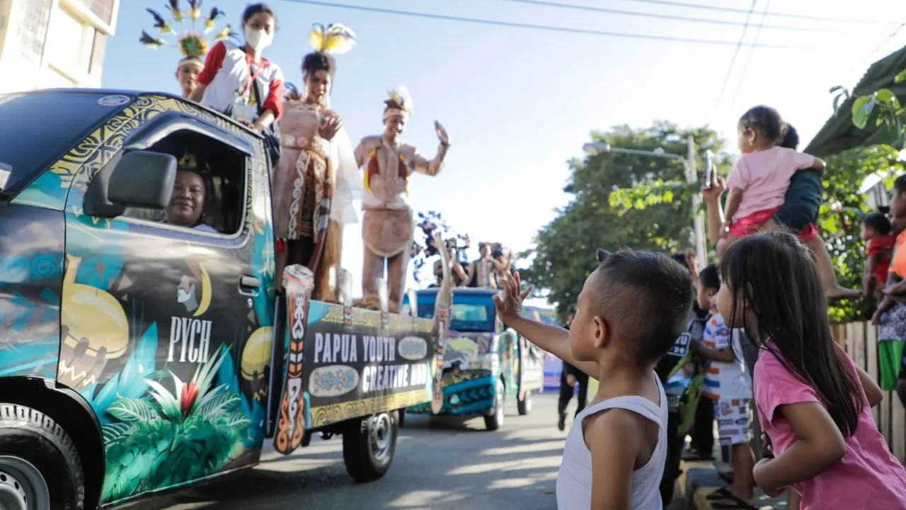 Selain pakaian adat dari berbagai daerah di Indonesia, karnaval tersebut juga menampilkan kostum dari para desainer di PYCH.