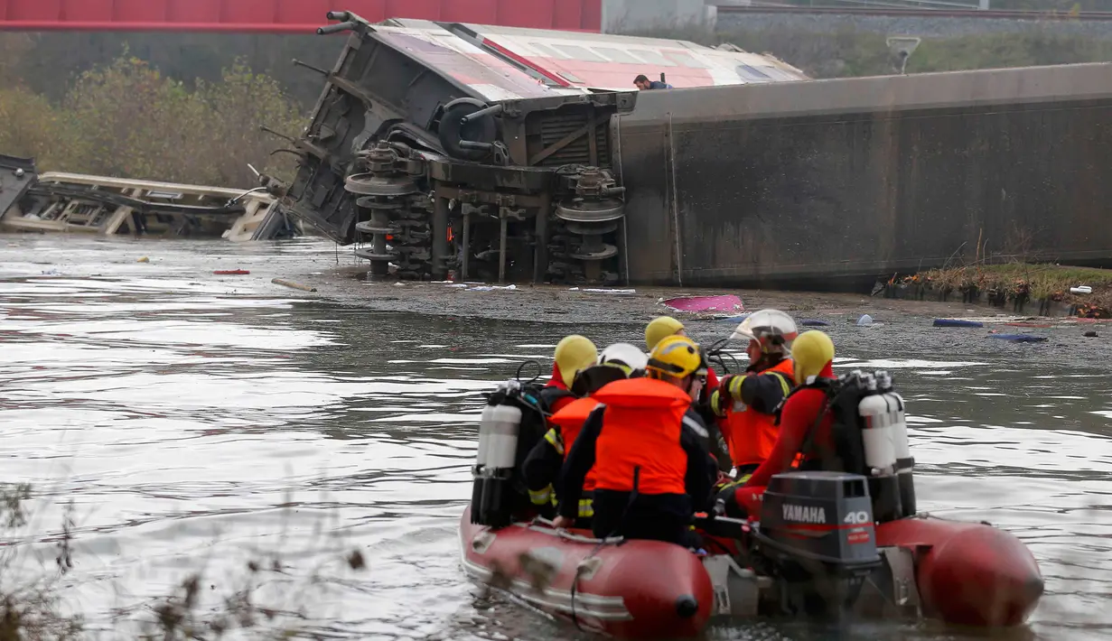 Petugas penyelamat saat akan melakukan evakuasi dengan menggunakan perahu mesin di sungai dekat Strasbourg, Perancis, Sabtu (14/11/2015). Peristiwa ini menewaskan 10 orang dan belasan lainnya terluka. (REUTERS/Vincent Kessler)