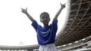 Seorang putra dari anggota The Jakmania berpose saat menjadi Player Escort Kids pada laga Piala AFC 2019 antara Persija Jakarta melawan Ceres Negros di SUGBK, Jakarta, Selasa (23/4). Kesempatan ini diberikan oleh Allianz. (Bola.com/Vitalis Yogi Trisna)