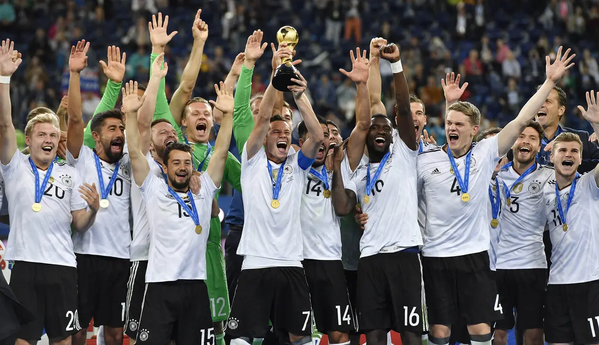 Kapten Jerman, Julian Draxler, bersama rekannya mengangkat trofi Piala Konfederasi 2017 setelah berhasil mengalahkan Cile di Stadion Saint Petersburg, Rusia, Minggu (3/7/2017). Jerman menang 1-0 atas Cile. (AP/Martin Meissner)