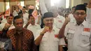 Ketua Umum Partai Priboemi, Muhardi (tengah) dan Mantan Panglima TNI, Jendral (Purn) Djoko Susanto (kiri) saat menghadiri deklarasi Partai Priboemi di Jakarta, Senin (17/8/2015). (Liputan6.com/Johan Tallo)