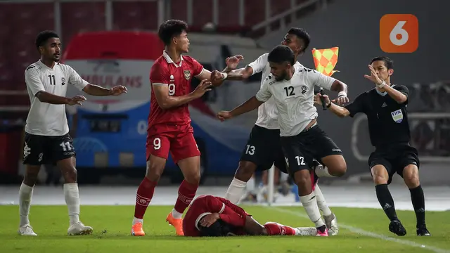Foto: Momen Baku Pukul Hokky Caraka dengan Pemain Fiji Setelah Frengky Missa Dihajar Hingga Terkapar