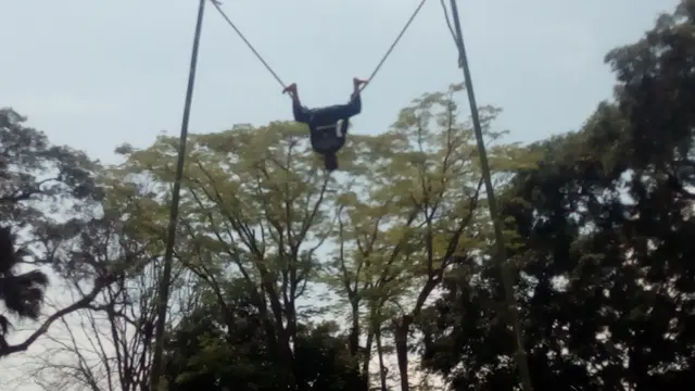 Sebuah aksi menggantung dengan kaki yang diperagakan pemain seni Lais asal Garut