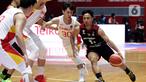 Pebasket Timnas Indonesia, Yudha Saputera (kanan) mencoba melewati adangan pemain China pada laga playoff perempat final FIBA Asia Cup 2022 di Istora Senayan, Jakarta, Senin (18/7/2022). Langkah timnas basket Indonesia di ajang FIBA Asia Cup 2022 terhenti usai menelan kekalahan telak 58-108 dari China. (Liputan6.com/Helmi Fithriansyah)