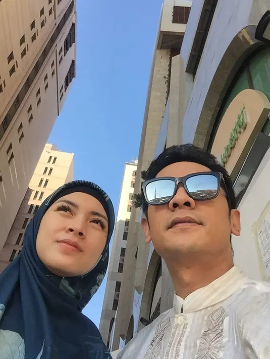 Bagi pasangan suami istri ini, perjalanan ke Tanah Suci memang bukan pertama kalinya. Dalam keterangannya Donita pun mengucapkan syukur karena bisa kembali lagi ke Tanah Suci bersama dengan suaminya, Adi Nugroho. (Liputan6.com/IG/@adinugroho_st)