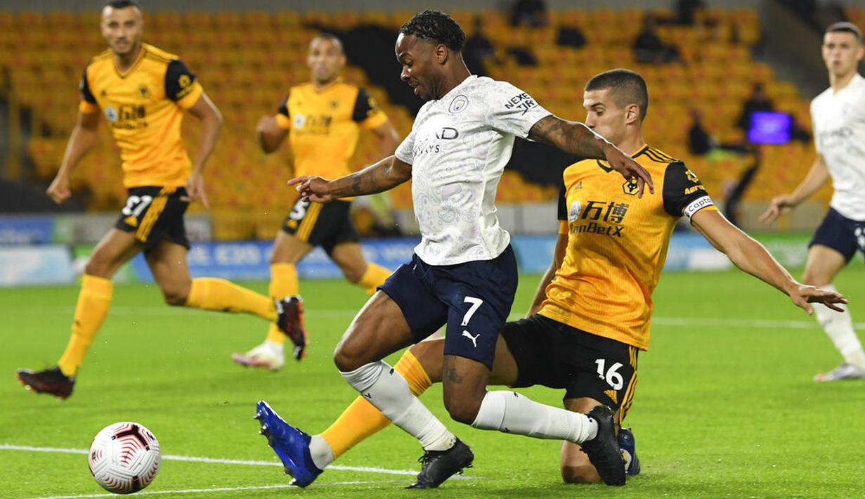 Penyerang Manchester City, Raheem Sterling, dihadang pemain Wolverhampton Wanderers, Conor Coady, pada laga Liga Inggris di Stadion Molineux, Senin (21/9/2020). Manchester City menang dengan skor 3-1. (Stu Forster/Pool via AP)