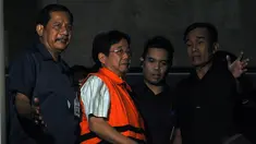 Penahanan Cahyadi Kumala berkaitan dengan statusnya yang baru saja ditingkatkan sebagai tersangka kasus dugaan suap rekomendasi tukar-menukar kawasan hutan di Kabupaten Bogor, (30/9/14). (Liputan6.com/Miftahul Hayat)