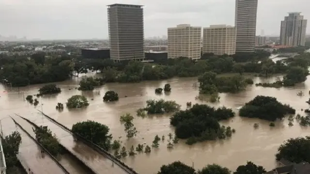 Badai Harvey dan hujan deras yang menyertai menyebabkan banjir bandang di Houston, Harris County, Texas, Amerika Serikat (Twitter/@Caroleenam)