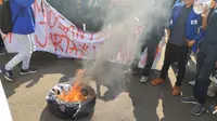 Demo tolak kenaikan harga BBM kembali diwarnai aksi bakar ban oleh massa aliansi mahasiswa dari BEM Nusantara di Patung Kuda Wiwaha. (Dok. Liputan6.com/Winda Nelfira)