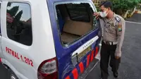 Mobil petugas dirusak saar operasi PPKM di Surabaya. (Dian Kurniawan/Liputan6.com)