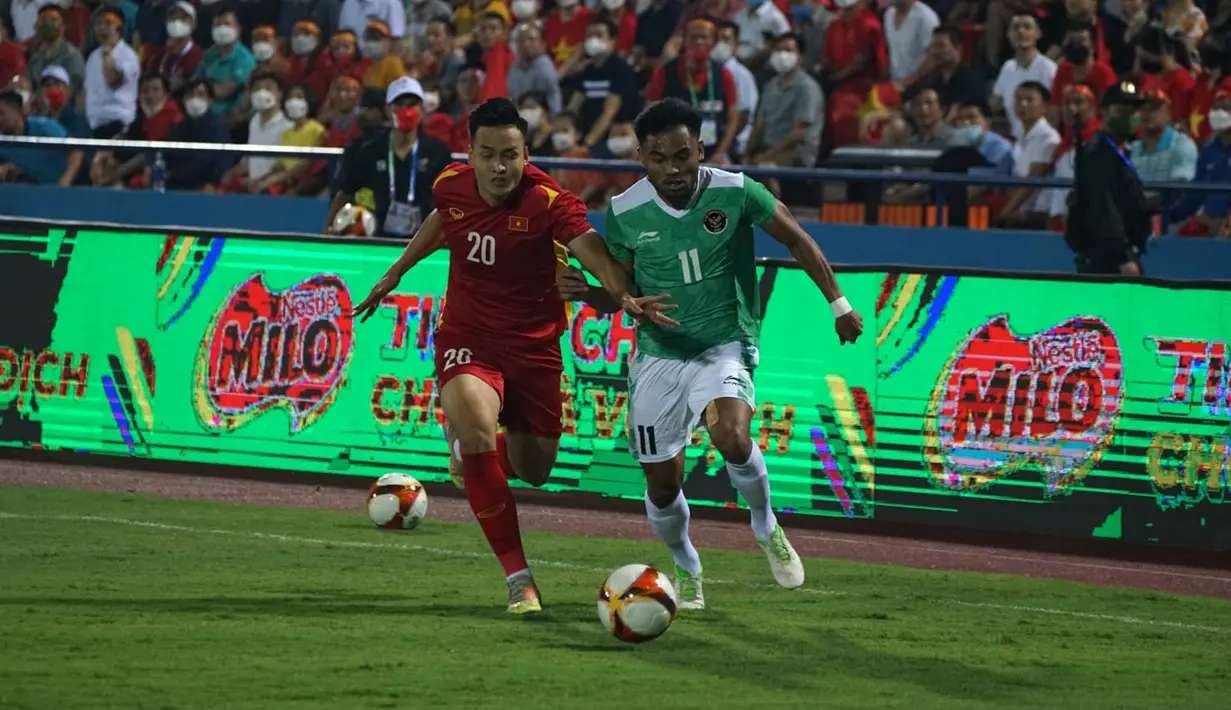 <p>Pemain Timnas Indonesia U-23 Saddil Ramdani (kanan) berebut bola dengan pemain Timnas Vietnam U-23 Anh Bui Hoang Viet pada pertandingan Grup A SEA Games 2021 di Viet Tri Stadium, Hanoi, Vietnam, Jumat (6/5/2022). Timnas Indonesia U-23 kalah 0-3. (Liputan6.com/Dok. PSSI)</p>