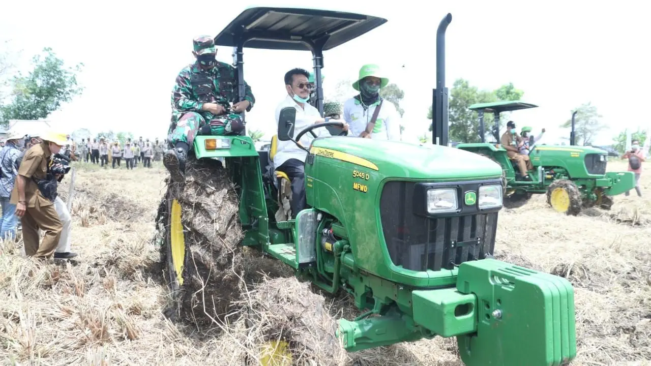 Mentan Syahrul Yasin Limpo melakukan kunjungan kerja ke Desa Anjir Pasar Lama, Kecamatan Anjir Pasar, Kabupaten Barito Kuala, Senin (31/8/2020). (Dok Kementan)