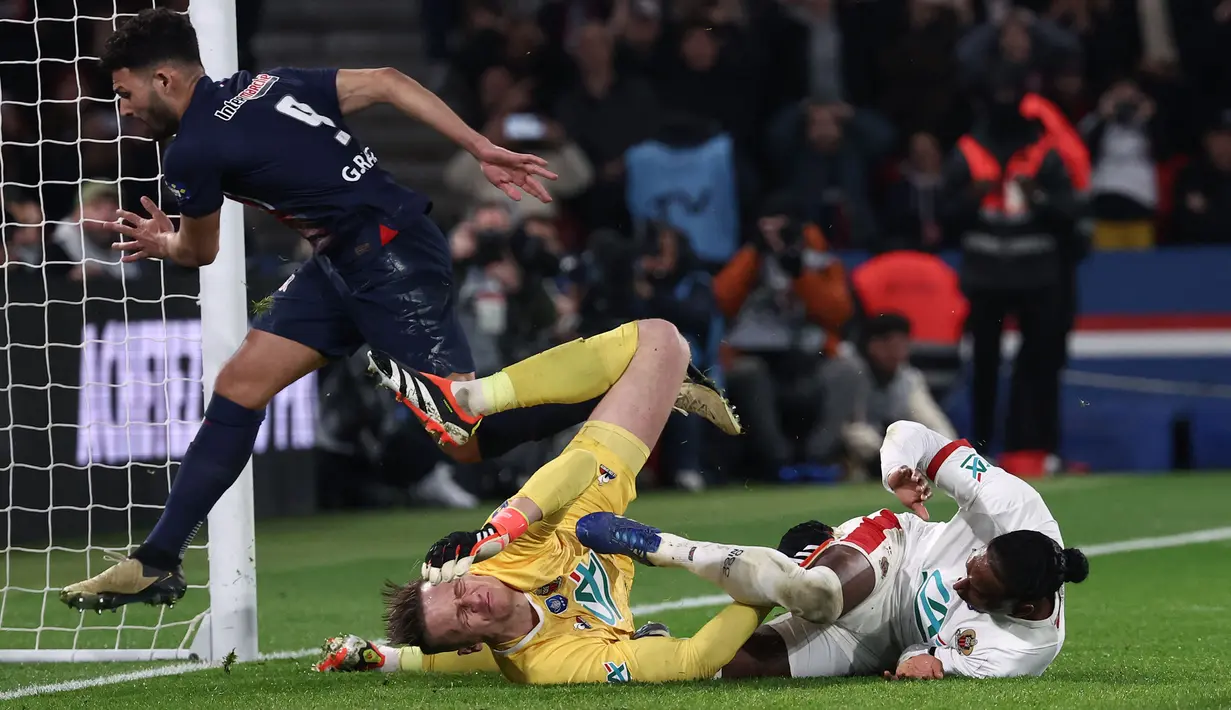 Ekspresi kiper Nice, Marcin Bulka (tenah) saat tabrakan dengan rekannya sendiri, Pablo Rosario pada laga perempat final Coupe de France 2023/2024 melawan PSG di Stadion Parc des Princes, Paris, Prancis, Kamis (14/03/2024) dini hari WIB. (AFP/Franck Fife)