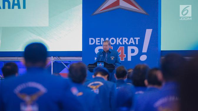 Ketua Umum Partai Demokrat Susilo Bambang Yudhoyono (SBY) saat membuka Pembekalan Caleg Partai Demokrat di Jakarta, Sabtu (10/11). Menurut SBY, politik identitas akhir-akhir ini mengemuka jelang Pemilu dan Pilpres 2019. (Liputan6.com/Faizal Fanani)
