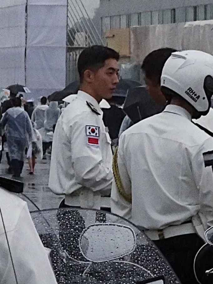 Potret Nam Joo Hyuk tengah menjalani tugas wajib militer viral di media sosial. (Foto: Twitter/pimrapa79844794)