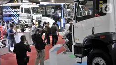 Pengunjung melihat-lihat kendaraan saat menghadiri pembukaan GAIKINDO Indonesia International Commercial Vehicle Expo (GIICOMVEC) di JCC, Senayan, Jakarta, Kamis (5/3/2020). GIICOMVEC 2020 resmi dibuka. (merdeka.com/Iqbal Nugroho)