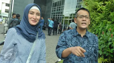 Artis Inneke Koesherawati mendampingi suaminya Fahmi Darmawansyah usai membaca Nota Pemebelaan di Pengadilan Tipikor, Jakarta, Senin  (15/5). (Liputan6.com/Helmi Afandi)