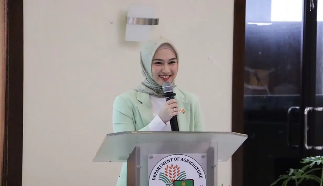 Apalagi eks JKT48 ini selalu melemparkan senyum saat presentasi. Hal ini membuatnya menjadi ambassador agriculture yang selalu dinanti-nantikan penampilannya saat presentasi di berbagai workshop agriculture yang ada di Jepang. (Liputan6.com/IG/@melodylaksani92)