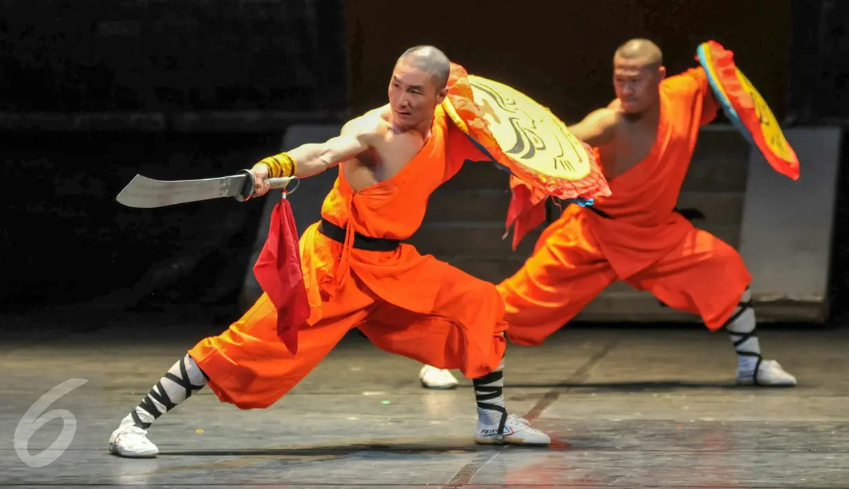 Biksu Shaolin menampilkan beberapa dalam acara Shaolin Warriors nanti, Jakarta, (18/2). Menyambut tahun baru Imlek 2567 Bank Mayapada bersama Ciputra Artpreneur hadirkan pertunjukan biksu Shaolin di Indonesia. (Liputan6.com/Yoppy Renato)