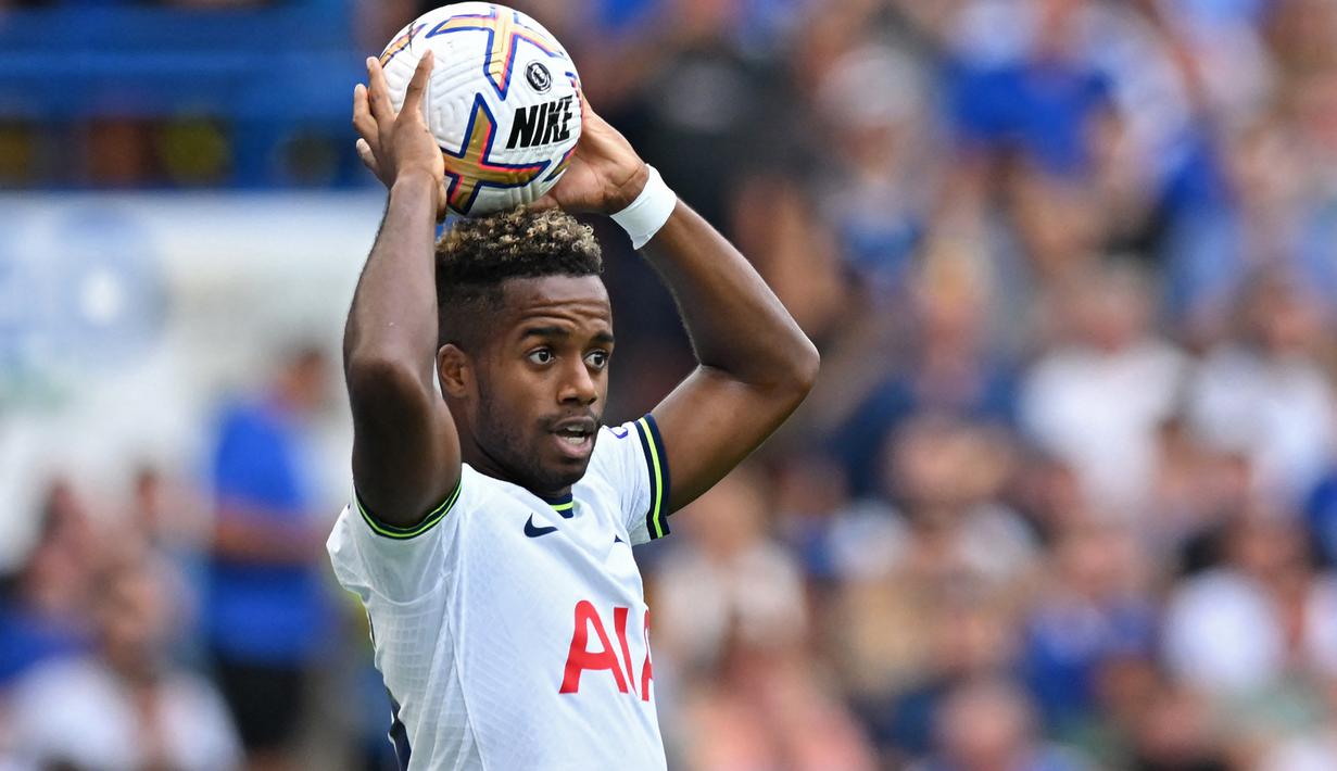 Gelandang Tottenham Hotspur, Ryan Sessegnon bersiap melakukan lemparan ke dalam saat menghadapi Chelsea pada laga Liga Inggris 2022/2023 di Stamford Bridge, London (14/8/2022). Ryan Sessegnon ditebus Tottenham Hotspur pada awal musim 2019/2020 dari Fulham dengan nilai transfer 27 juta euro atau kini setara Rp449 miliar. Dikontrak selama 6 tahun hingga 30 Juni 2025, ia sempat dipinjamkan ke Hoffenheim selama semusim pada 2020/2021. (AFP/Glyn Kirk)