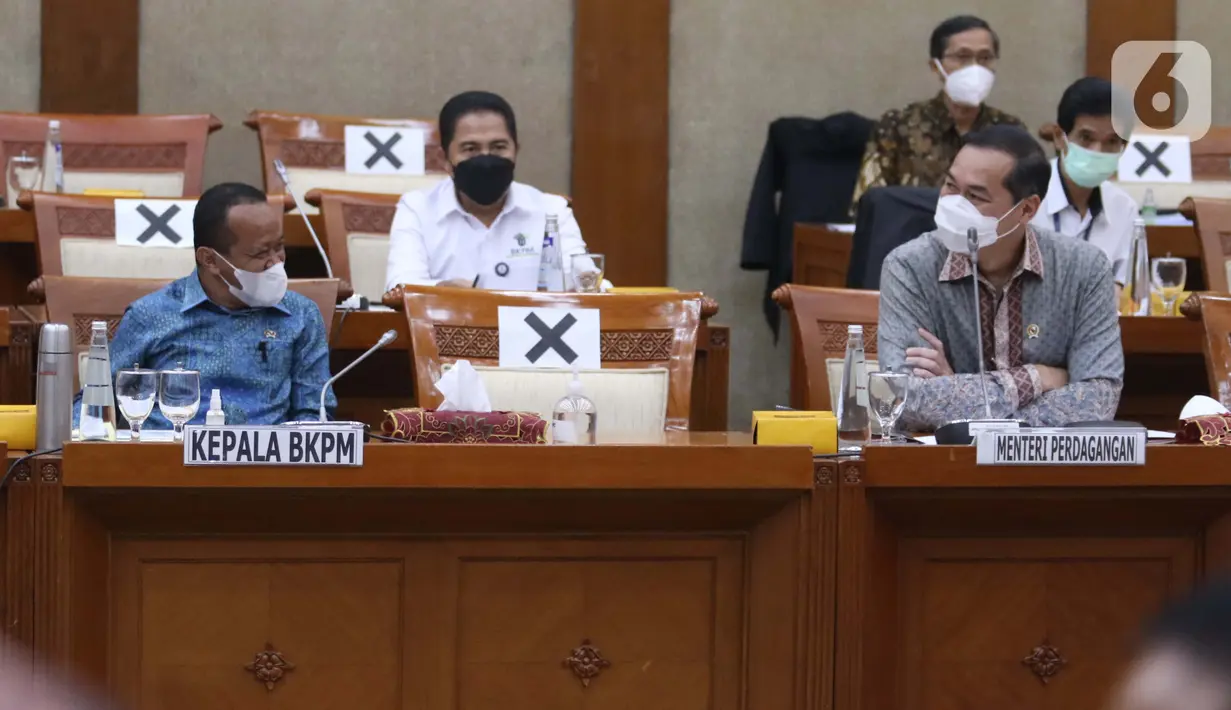 Menteri Perdagangan Muhammad Lutfi (kanan) dan Kepala Badan Koordinasi Penanaman Modal (BKPM) Bahlil Lahadalia hadir pada rapat kerja di ruang rapat Komisi VI DPR RI, kompleks parlemen, Jakarta, Rabu (3/2/2021).  (Liputan6.com/Angga Yuniar)