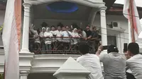 Calon gubernur Sulbar Suhardi Duka melakukan pidato kemenangan di kediamannya (Foto: Liputan6.com/Abdul Rajab Umar)