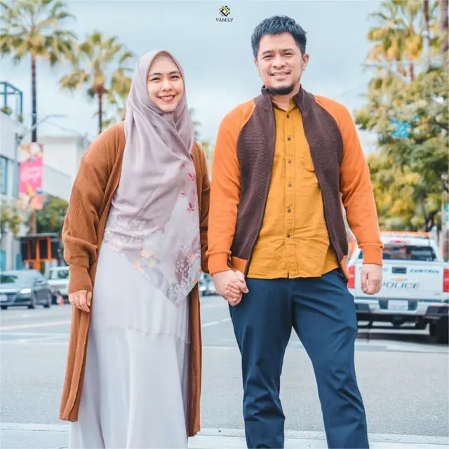 7 Potret Oki Setiana Dewi dan Suami yang Jarang Tersorot, Mesra Banget