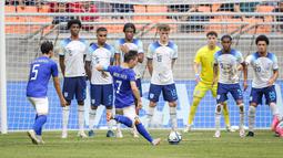 Pemain Timnas Uzbekistan U-17, Lazizbek Mirzaev (tengah), menendang bola dari tendangan bebas yang membuahkan gol saat melawan Timnas Inggris U-17 dalam pertandingan babak 16 besar Piala Dunia U-17 2023 yang berlangsung di Jakarta International Stadium, Jakarta, Rabu (22/11/2023). (Bola.com/Bagaskara Lazuardi)