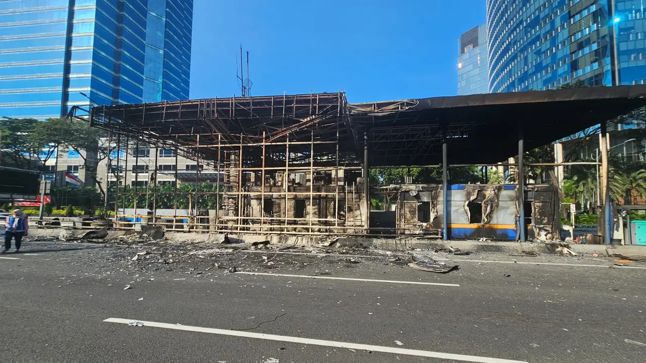 Total sebanyak tujuh gerbang tol dibakar massa pada aksi demo di Jakarta Jumat 29 Agustus 2025.