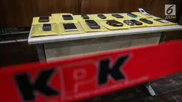 Sejumlah barang yang akan dilelang seusai pemberian keterangan di Gedung KPK Jakarta, Selasa (21/11). Sebanyak 58 obyek barang hasil rampasan koruptor akan dilelang di Gedung KPK lama pada 24 November mendatang. (Liputan6.com/Faizal Fanani)