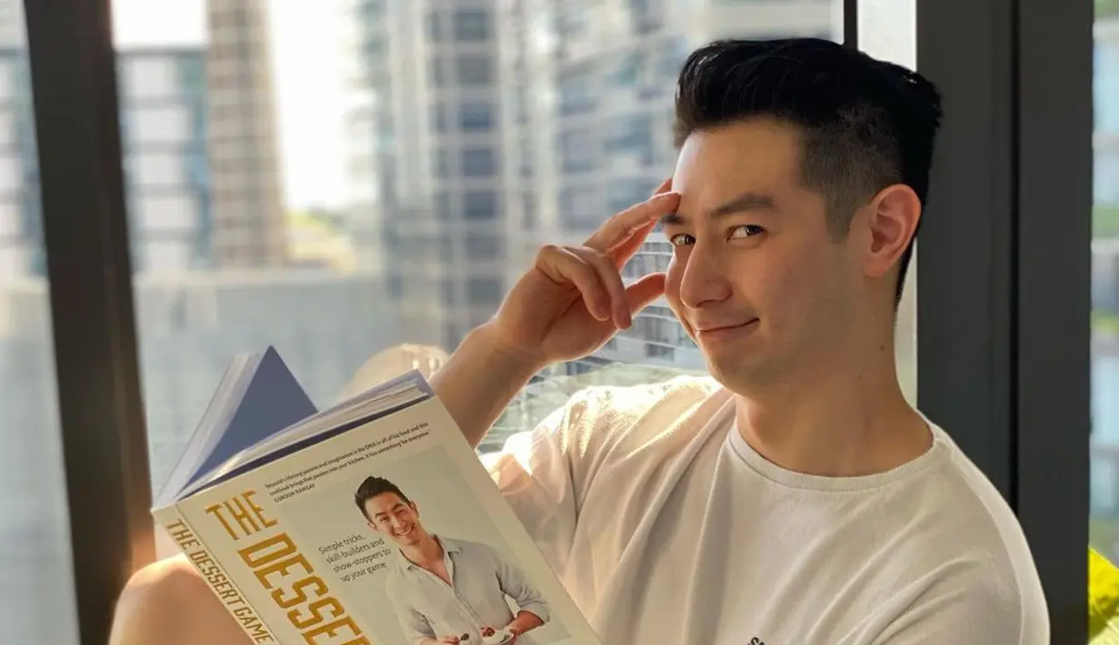<p>Selain jago memasak, chef kelahiran 4 Desember 1993 ini juga memiliki paras tampan yang sukses memikat hati para kaum Hawa. (FOTO: instagram.com/reynoldpoer)</p>
