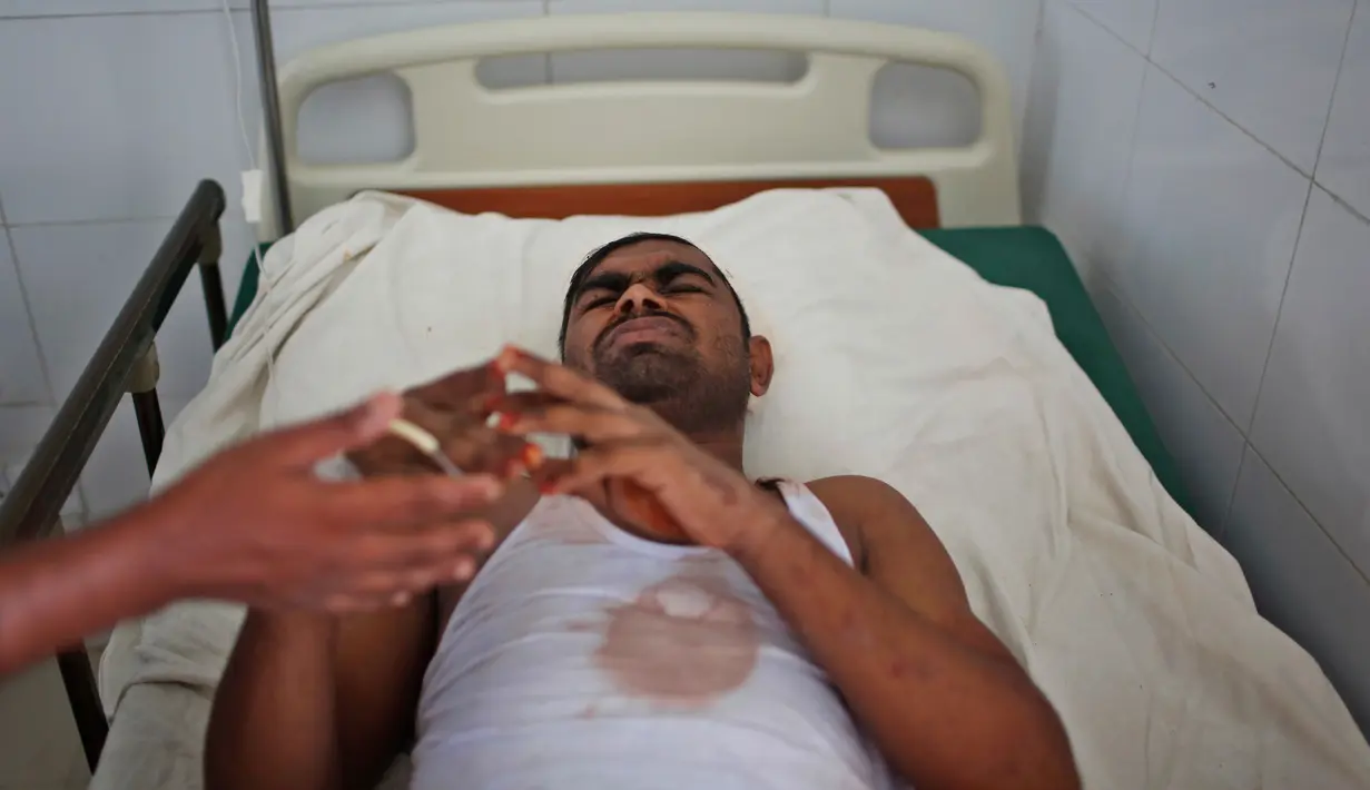 Seorang korban ledakan parbik mendapat perawatan di rumah sakit setempat, Dhaka, Bangladesh (4/7). Pihak Multifabs mengatakan peristiwa itu adalah kecelakaan murni. (AP Photo / AM Ahad)