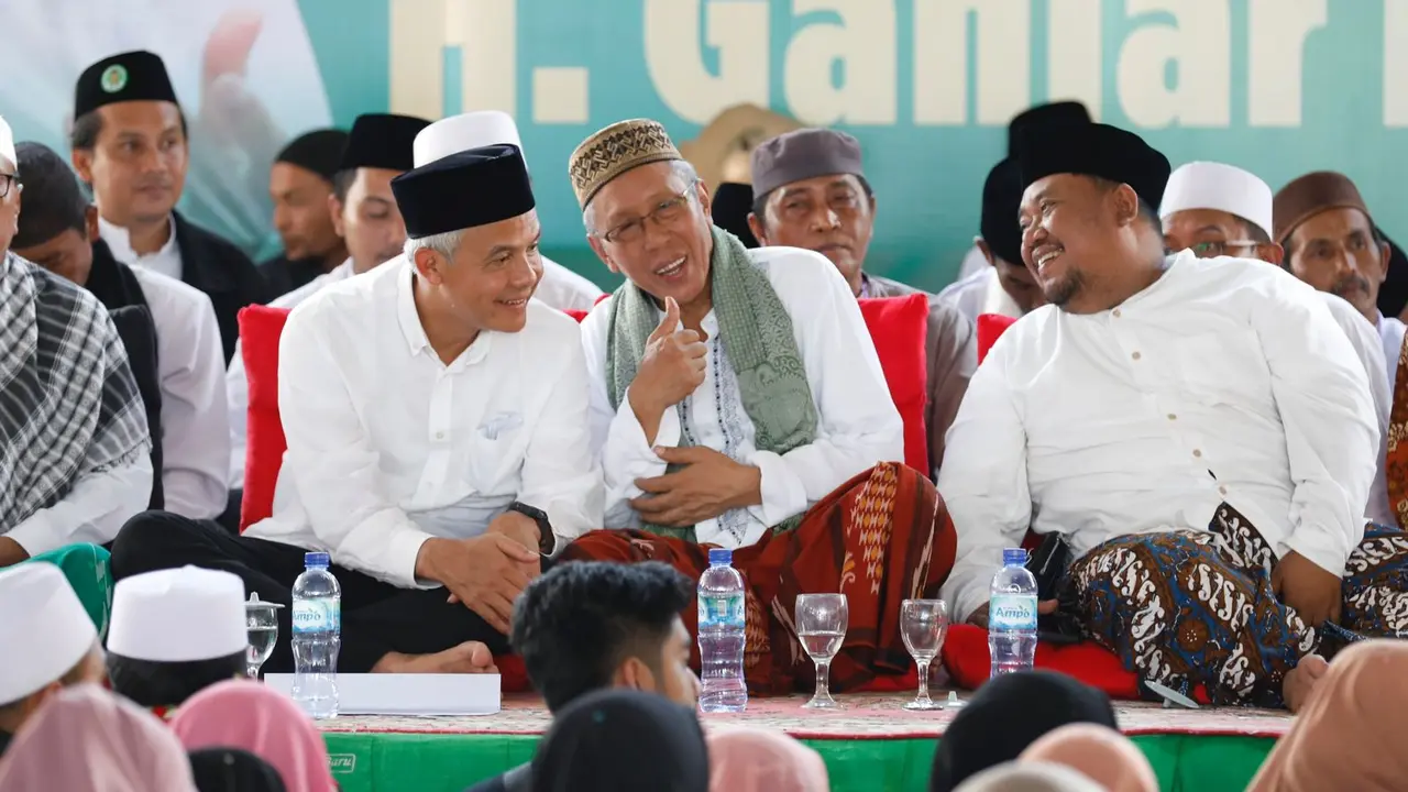 Bakal Calon Presiden (Bacapres) 2024 dari PDIP, Ganjar Pranowo saat mengunjungi Pondok Pesantren (Ponpes) Al Badri, Jalan Mawar, Krajan, Gumuksari, Kalisat, Kabupaten Jember, Jatim. (Istimewa)