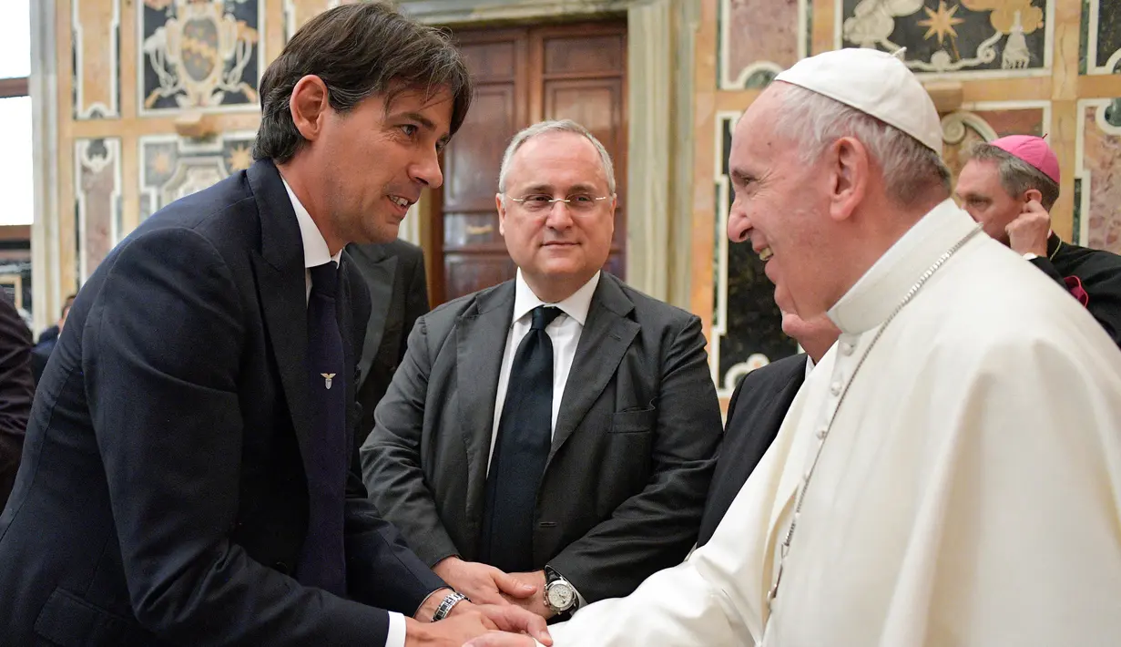Paus Fransiskus (kanan) menyalami pemain Lazio, Simone Inzaghi di akhir audiensi dengan pemain Juventus dan Lazio pada malam menjelang final Piala Tim pada 16 Mei 2017. (AFP/Osservatore Romano)