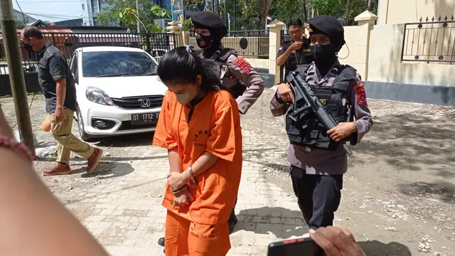 Seorang ibu rumah tangga beranak satu di Kota Kendari, kedapatan membawa sabu-sabu dan membuka kios sabu-sabu di rumahnya.(Liputan6.com/Ahmad Akbar Fua)