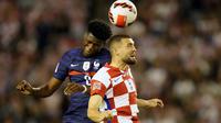 Gelandang Prancis, Aurelien Tchouameni berebut bola udara dengan gelandang Kroasia, Mateo Kovacic selama pertandingan UEFA Nations League di stadion Poljud, di Split, Kroasia, Selasa (7/6/2022). Prancis bermain imbang dengan Kroasia 1-1.  (AP Photo/Darko Bandic)