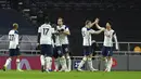 Para pemain Tottenham Hotspur merayakan gol yang dicetak oleh Son Heung-min ke gawang Brentford pada laga Piala Liga Inggris, di London, Rabu (06/01/2021). Spurs menang dengan skor 2-0. (Glyn Kirk/Pool via AP)