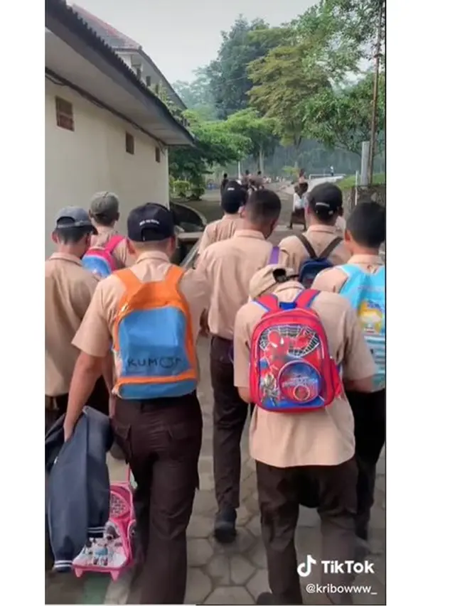 6 Potret Kocak Siswa SMK Pakai Tas Bocah ke Sekolah, Kompak Banget
