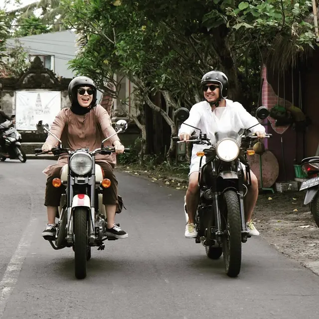 6 Potret Mesra Ananda Omesh dan Dian Ayu saat Riding Bareng