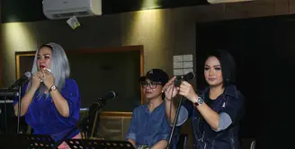 Latihan terus dilakukan oleh para personel 3 Diva. Trio vokal yang beranggotakan Krisdayanti, Titi DJ dan Ruth Sahanaya gelar latihan jelang konser bertajuk Live Exclusive Concert-3 Diva. (Nurwahyunan/Bintang.com)