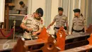 Petugas Brimob melakukan sterilisasi sebelum misa Kamis Putih di Gereja Katedral, Jakarta, Kamis (13/4). Sterilisasi ini untuk memberikan rasa aman kepada umat Katolik yang melaksanakan rangkaian misa Tri Hari Suci Paskah. (Liputan6.com/Gempur M Surya)