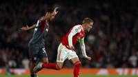 Pemain Arsenal, Martin Odegaard, menggiring bola dibayangi gelandang Olympiakos, Santiago Hezze, pada pertandingan Liga Champions di Stadion Emirates, London, Kamis (2/10/2025). (Adrian Dennis/AFP)
AFPForum