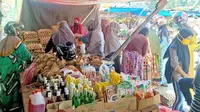 Sejumlah warga menyerbu lods di Pasar Regional Mamuju karena menjual telur dengan harga yang sangat murah (Liputan6.com/Abdul Rajab Umar)