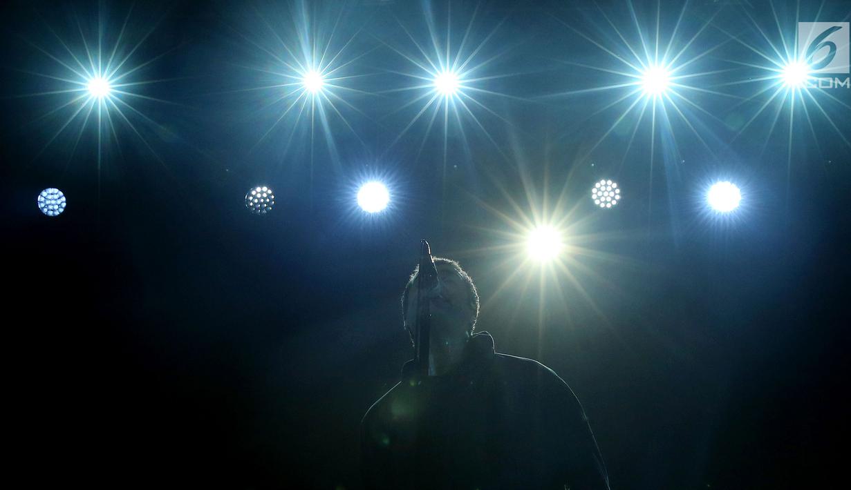 Mantan vokalis Oasis Liam Gallagher saat membawakan lagu dalam konser Liam Gallagher of OASIS - World Tour 2018 di Ecovention Hall Ancol, Jakarta, Minggu (14/1). Ini konser pertama setelah sebelumnya batal konser Agustus 2017  (Liputan6.com/Johan Tallo)