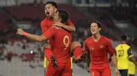 Para pemain Timnas Indonesia merayakan gol yang dicetak Beto Goncalves ke gawang Vanuatu ada laga persahabatan di SUGBK, Jakarta, Sabtu (15/6). Indonesia menang 6-0 atas Vanuatu. (Bola.com/Yoppy Renato)