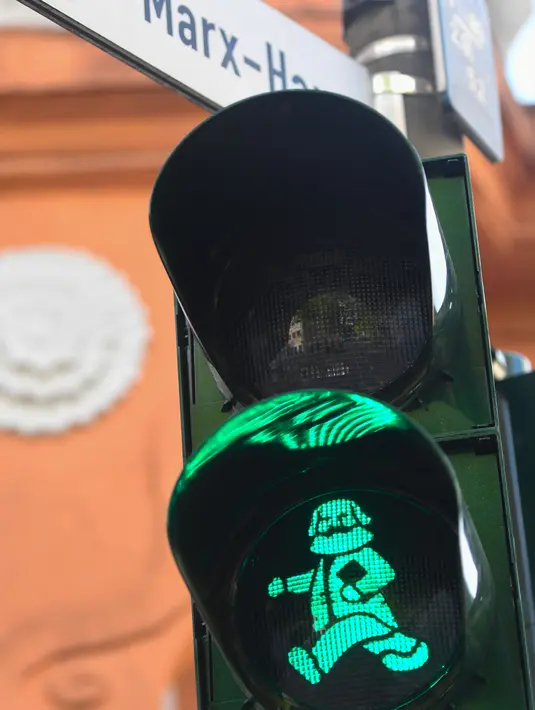 Sebuah lampu hijau untuk pejalan kaki bergambar karakter filsuf Jerman Karl Marx di Trier, Jerman (3/5). Lampu merah bergambar ini untuk memperingati 200 tahun kelahiran Karl Marx yang jatuh pada tanggal 5 Mei. (AFP/Patrik Stollarz)