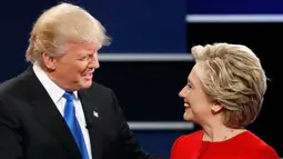 Calon presiden AS dari Partai Republik, Donald Trump (kiri) menyapa rivalnya dari Partai Demokrat, Hillary Clinton jelang acara debat capres pertama di Hofstra University, New York, Senin (26/9). (REUTERS/Mike Segar)